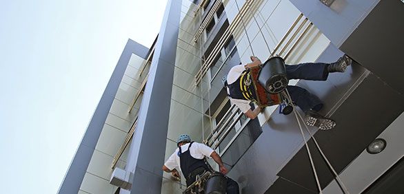 Personal limpiando edificios